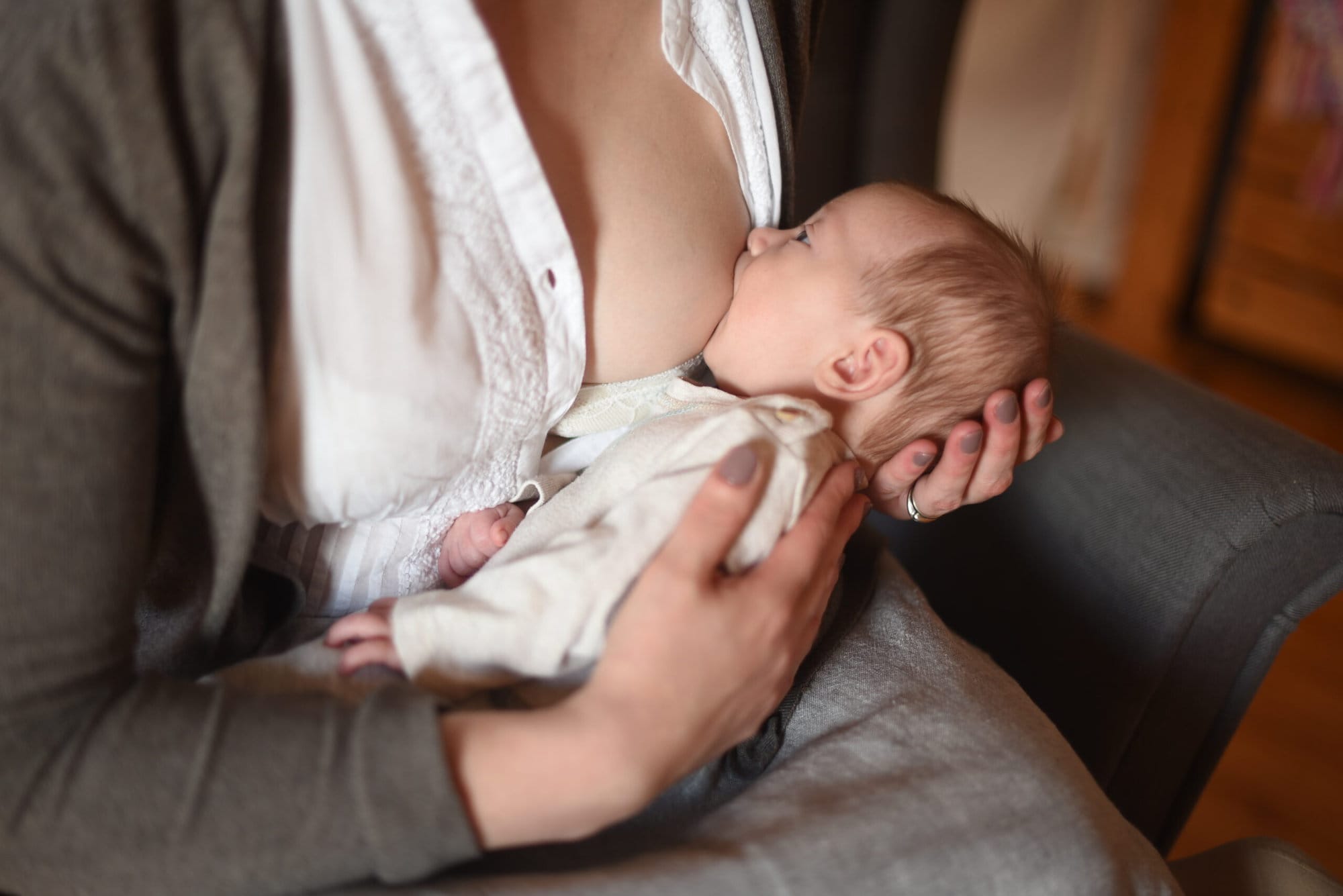 Karmienie piersią - niemowlę ssie pierś